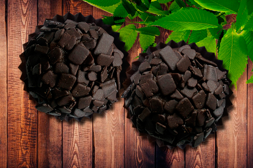 Meio Amargo: Brigadeiro de chocolate Belga 50% cacau, coberto com chocolate Belga meio amargo..